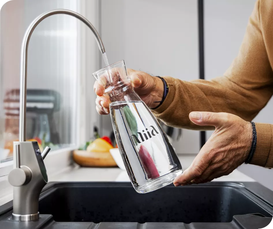 Miia botella de agua con grifo